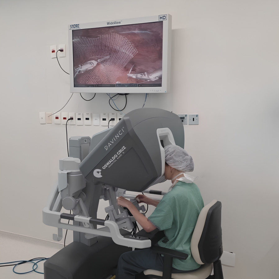 Como funciona a cirurgia robótica de hérnia abdominal? O robô opera sozinho?