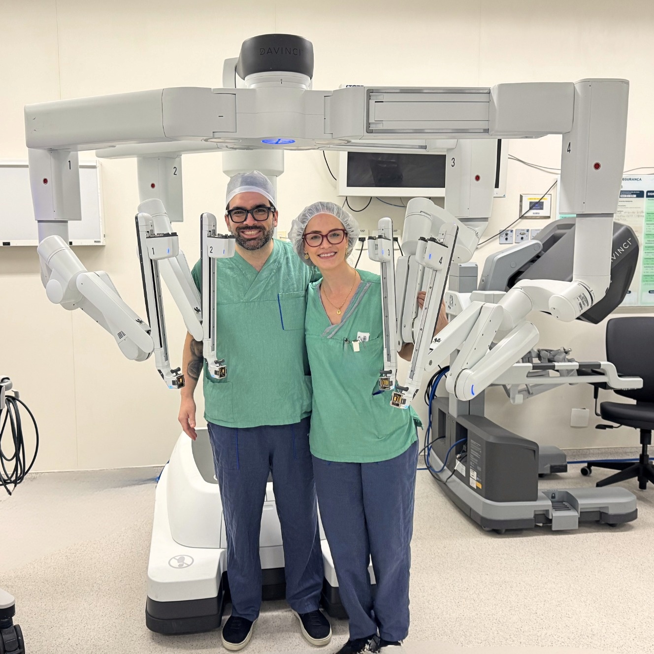Dr. Paulo Barros e Dra. Natália Pascotini, cirurgiões dedicados ao tratamento das hérnias abdominais.