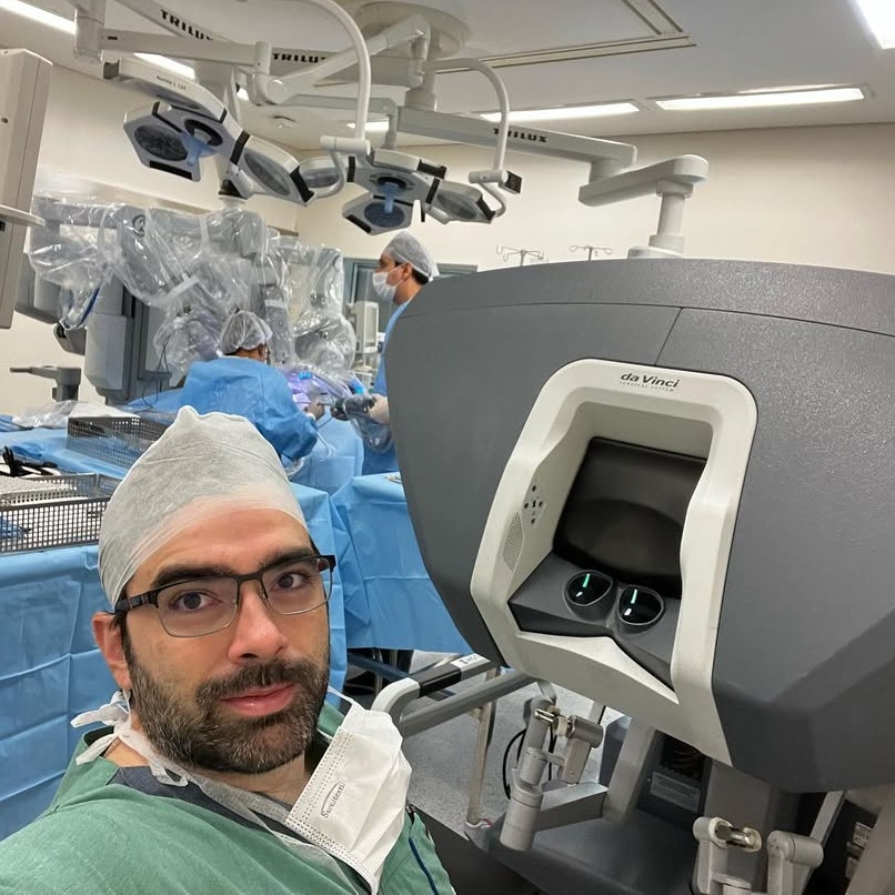 Dr. Paulo Barros e Dra. Natália Pascotini, cirurgiões dedicados ao tratamento das hérnias abdominais.